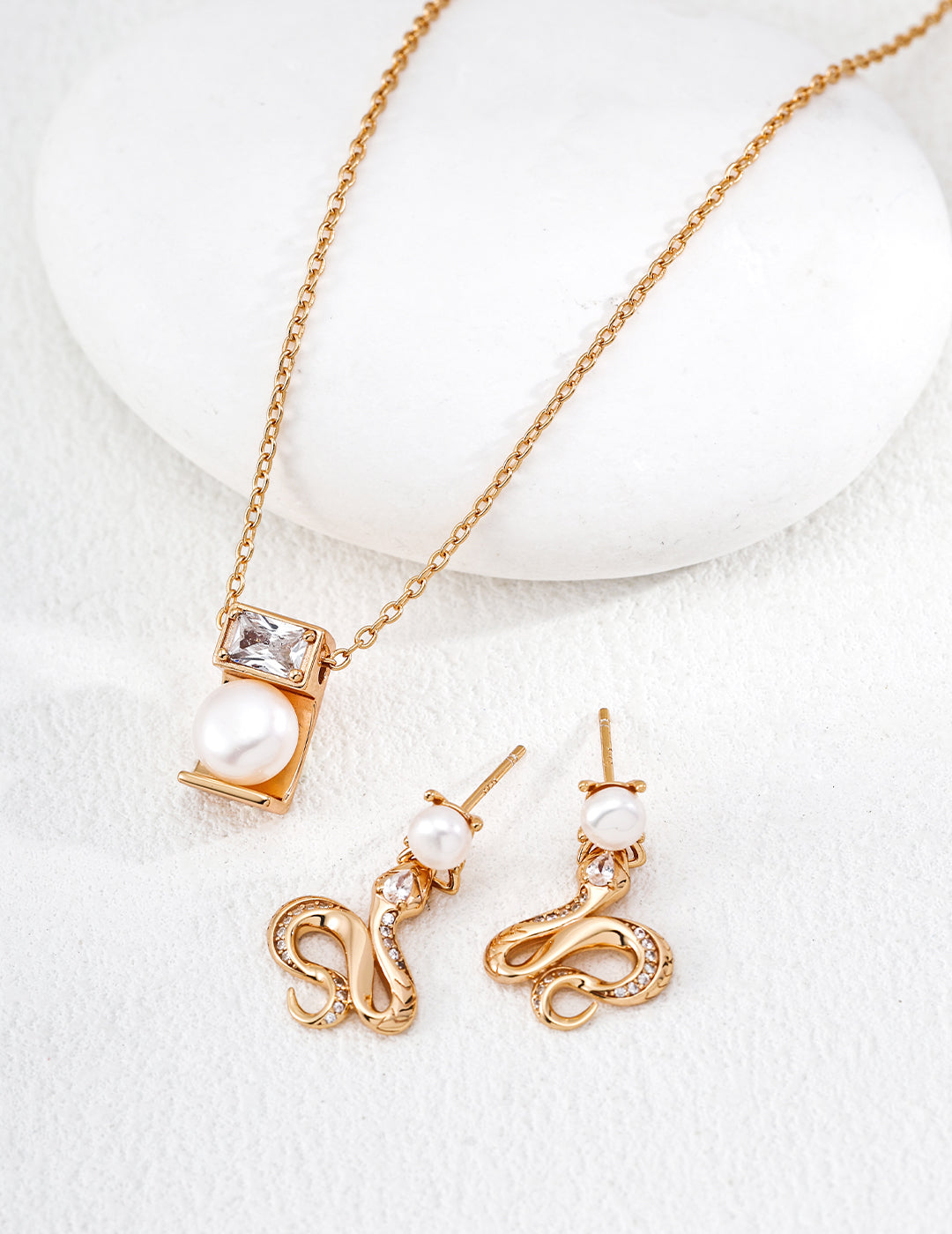 Pearl Axis Necklace