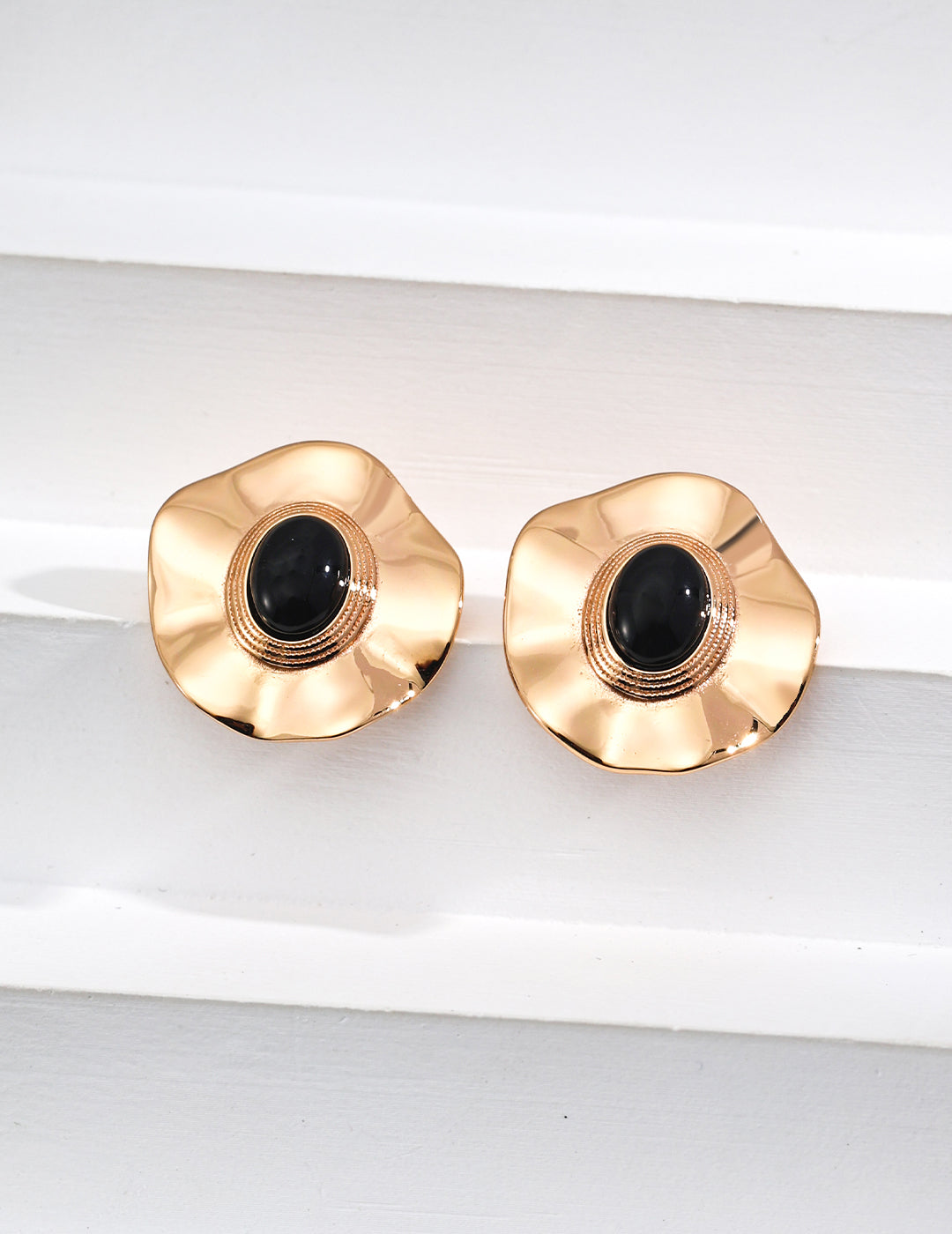Noir Shell Earring