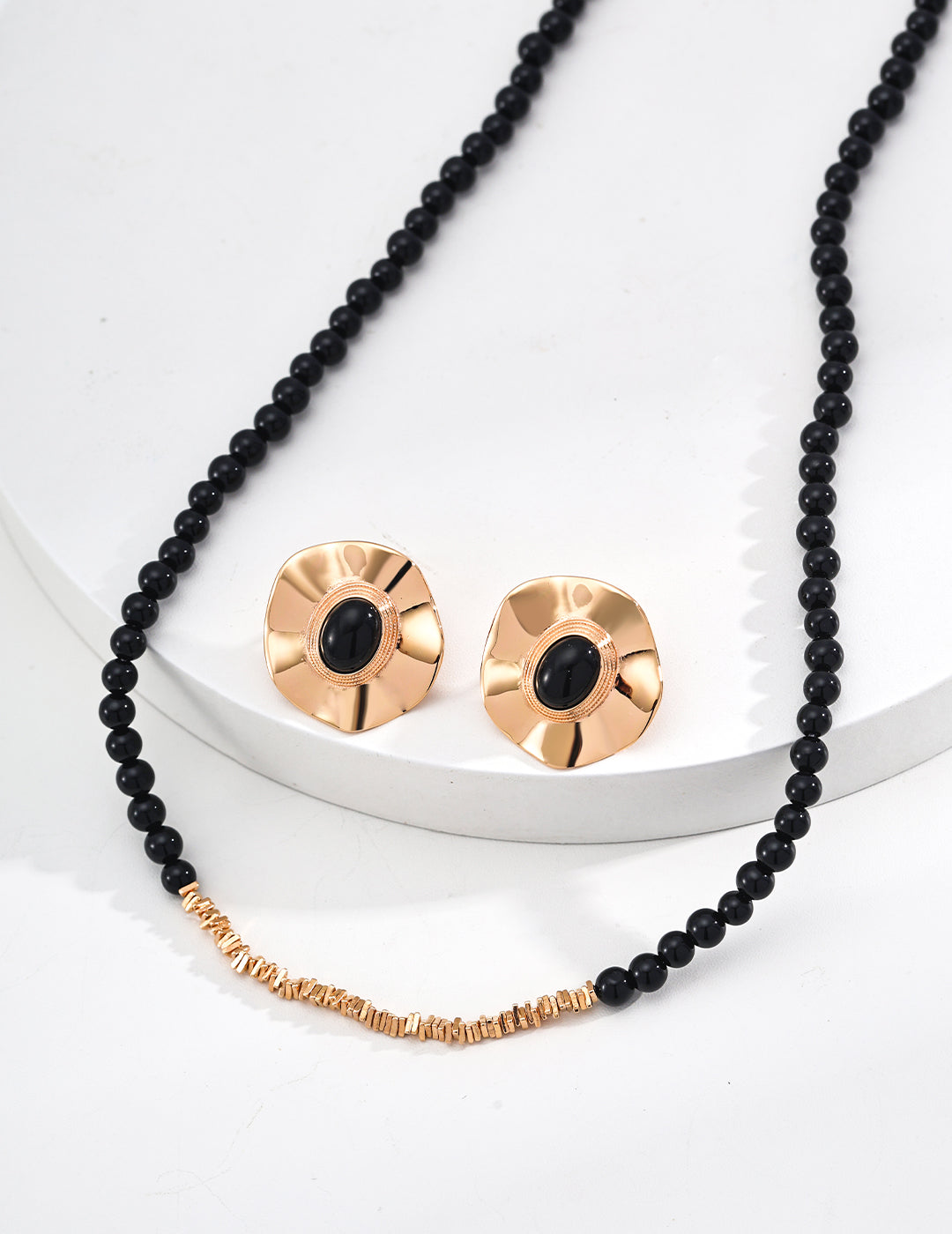 Noir Shell Earring