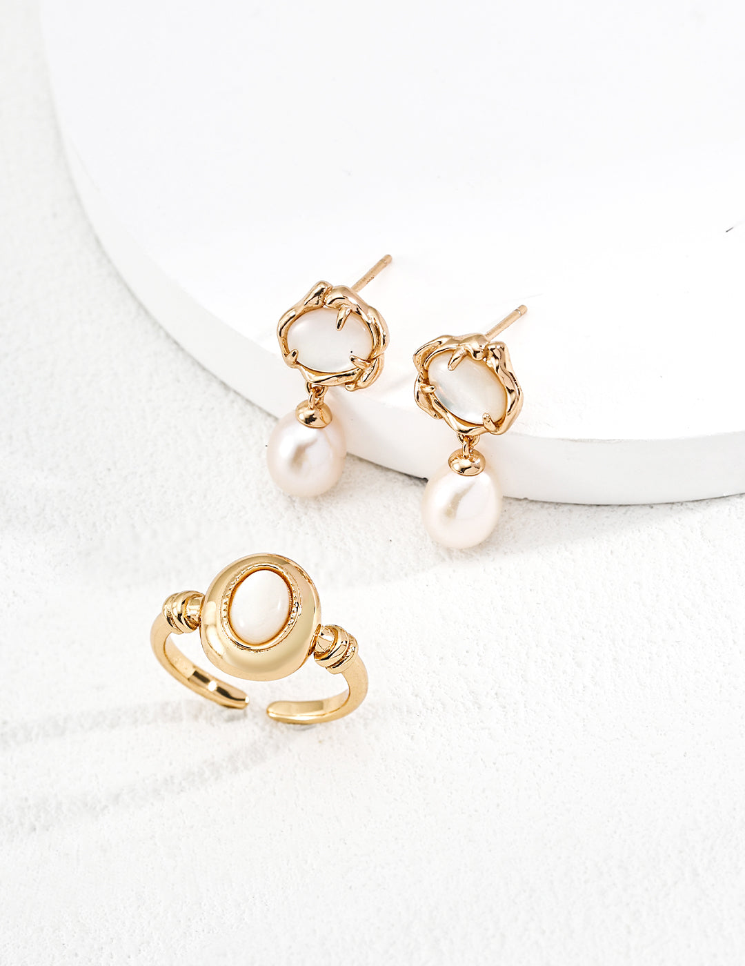 Nacre Pearl Arc Earring