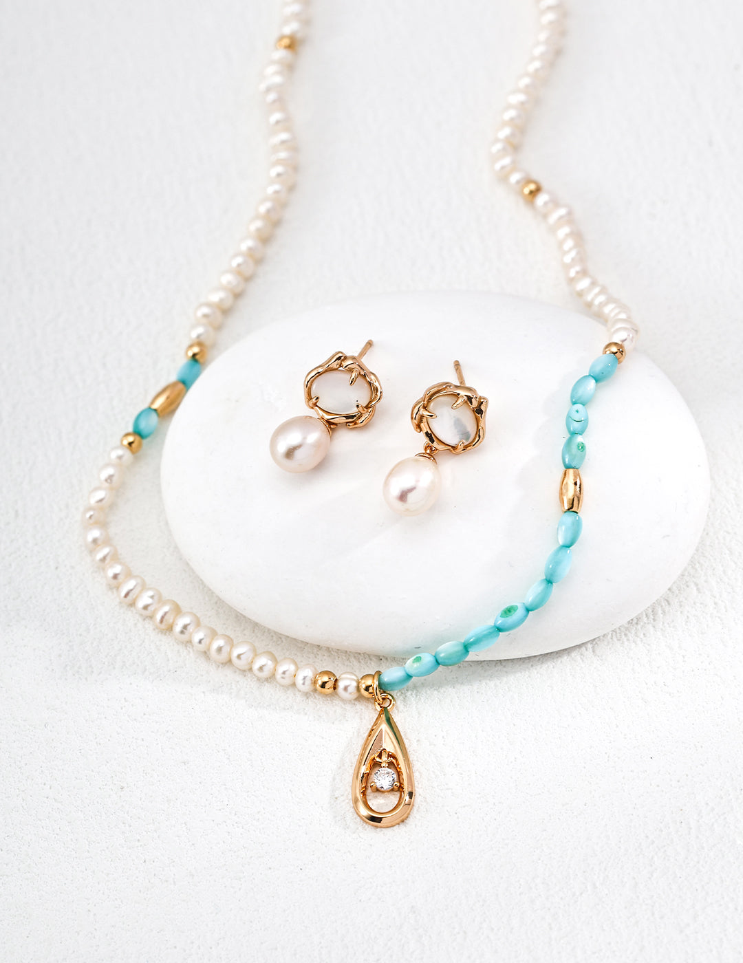 Nacre Pearl Arc Earring