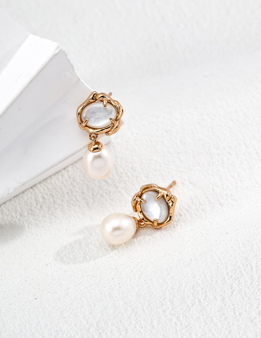 Nacre Pearl Arc Earring